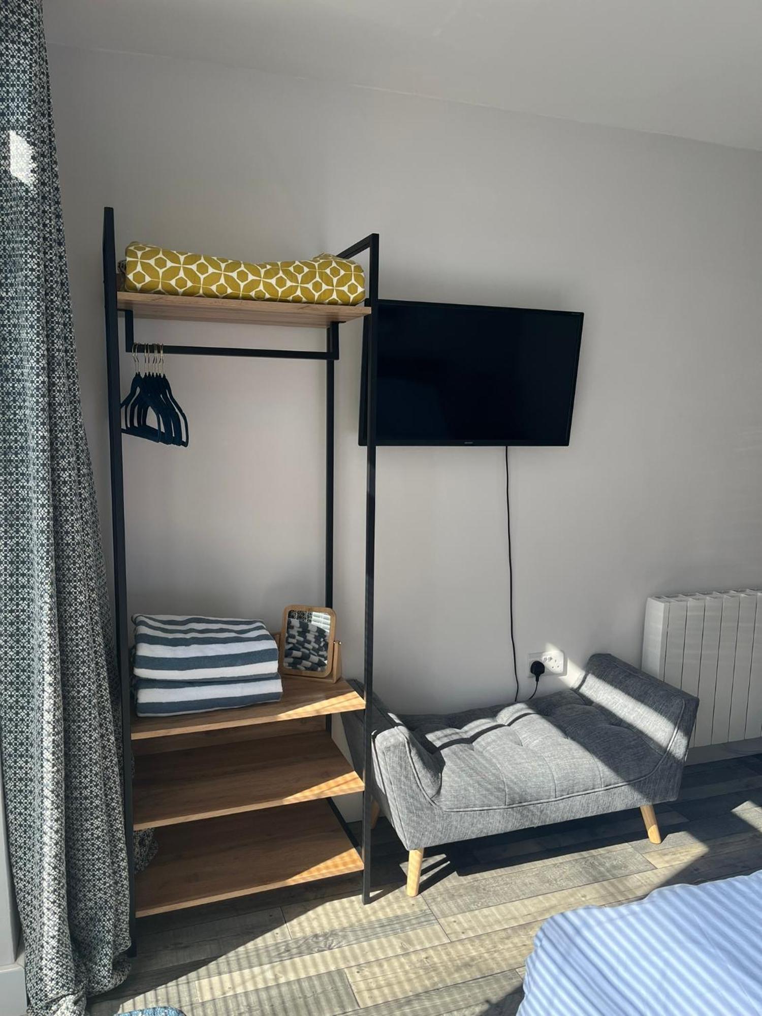 Entire Guest Suite In Four Mile Bridge, Rhoscolyn Valley Extérieur photo